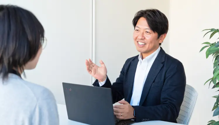 LinkUpの特徴2写真：ヒアリングを行う男性
