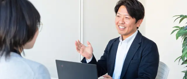 LinkUpの特徴2写真：ヒアリングを行う男性